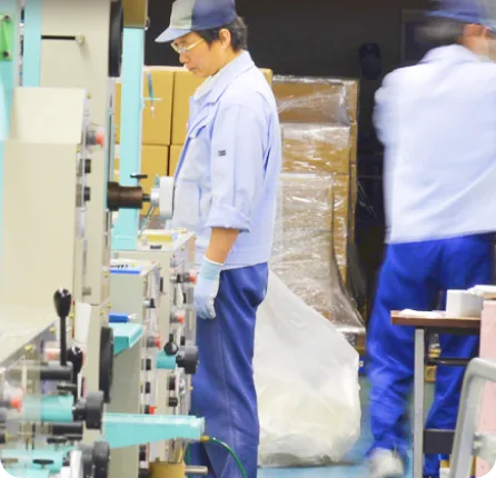 自社工場で折り紙を製造している様子