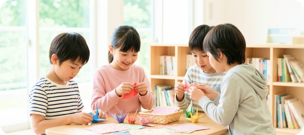 子どもたちが折り紙を折っている様子