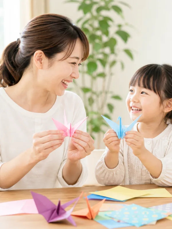 折り紙を折る親子